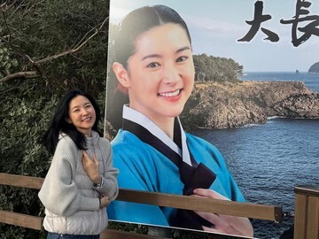 22 Tahun Berlalu: Visual Dewi ‘Dae Jang Geum’ Lee Young Ae Tetap Memukau di Jeju!