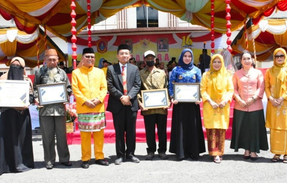 Bikin Kagum! Fahriah S. Alamri Dinobatkan ASN Teladan di HUT Gorut ke-16, Ini Dia Rahasia Dibaliknya!