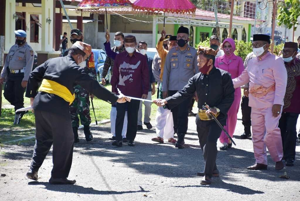 RESMI! Kapolres Baru Pohuwato Disambut Meriah Adat: Ini Pesan Bupati Saipul!