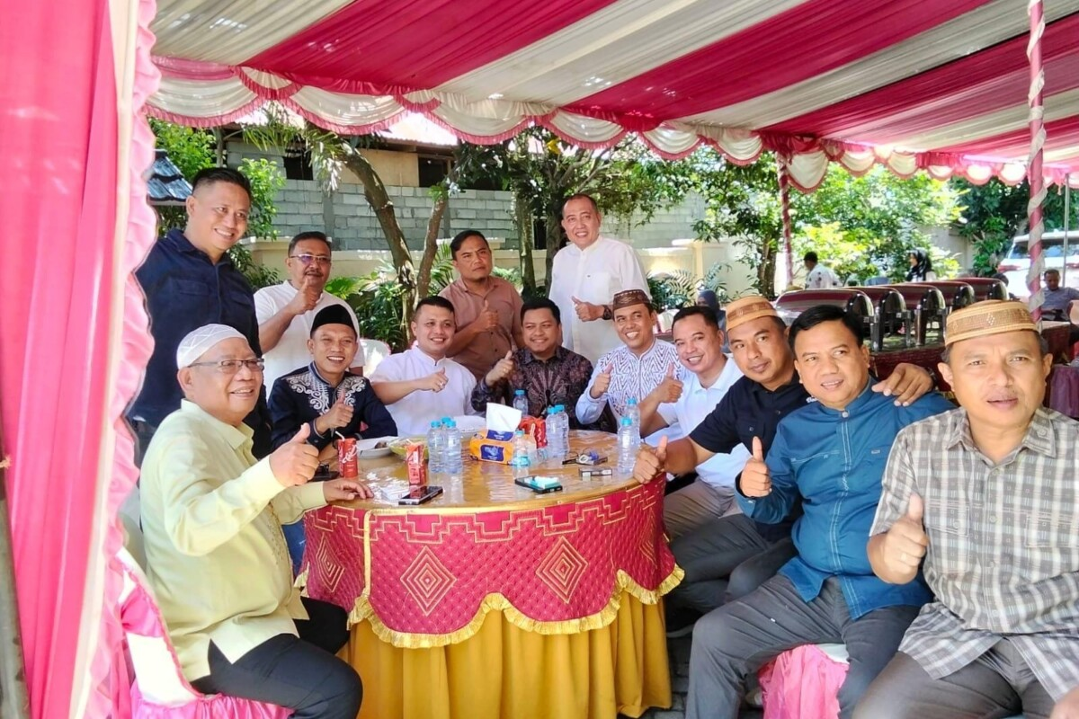 Geger Silaturahmi Idulfitri: Anton Abdullah dan Hangatnya Tradisi di Kediaman Ketua DPRD Gorontalo!