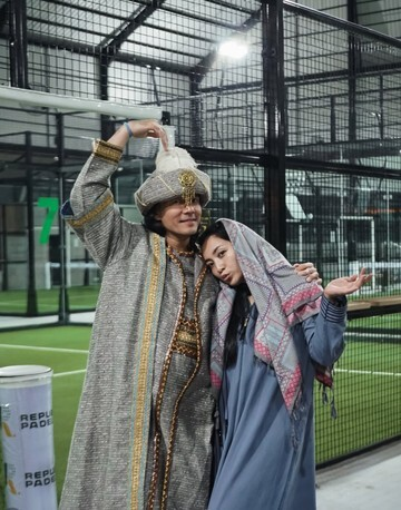 Padel Auto Heboh! Hesti Purwadinata Gegerkan Lapangan, Main Padel Pakai GAMIS!