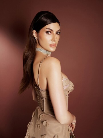 47 Tahun Menanti? Aktris Iran Elnaaz Norouzi & Seruan Kematian Pemimpin Tertinggi!