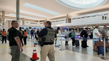 KEGEMPARAN BANDARA HOUSTON! Antrean Mengular, Agen ICE Turun Tangan: Ada Apa Sebenarnya?