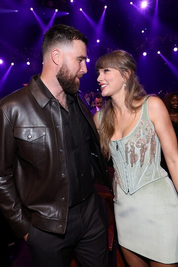 Dunia Gempar! Taylor Swift Gandeng Travis Kelce di Red Carpet: Pertunangan di Depan Mata?
