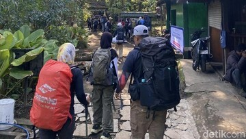 NYARIS CELAKA! Detik-detik Dramatis Penyelamatan Pendaki Hipotermia di Gunung Lawu yang Wajib Kamu Tahu!