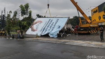 MENCEKAM! Reklame Raksasa Buahbatu Roboh, 4 Kendaraan Ringsek: Bongkar Biang Keroknya!