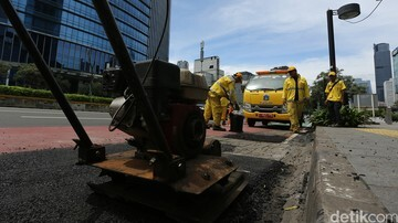 Bukan Sekadar Hujan! Rahasia di Balik Jalan Berlubang Thamrin Terkuak: Bahaya & Solusi!