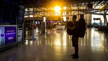 Terjebak 10 Hari di Surga Belanja? Kisah Nyata Turis AS Gegerkan Bandara Bangkok!