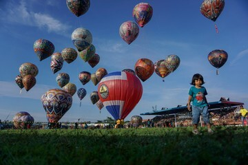FENOMENA SPEKTAKULER! Langit Pekalongan Dijejali Balon Udara, Tradisi Syawalan Bikin Melongo!