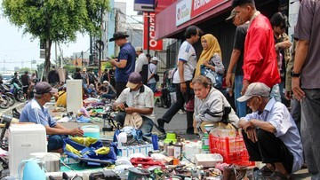 Jatinegara Bergelora! Serbu Pasar Loak, Temukan Harta Karun Murah & Koleksi Langka!