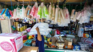 Dompet Makin Tipis! Harga Plastik Meledak Hampir 2 Kali Lipat, Apa yang Terjadi?