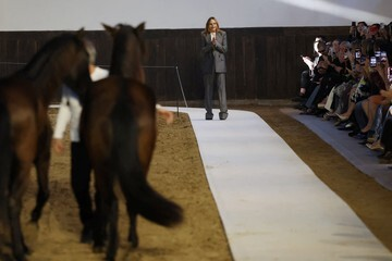 AWAS! High Fashion Diam-Diam Merusak Bumi? Stella McCartney Punya Solusinya!