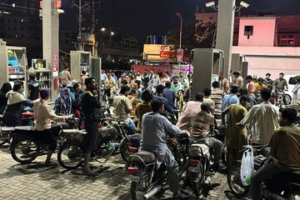 GILA! Harga BBM Pakistan Meroket Dua Kali Sebulan, SPBU Digeruduk Massal, Ada Apa Sebenarnya?