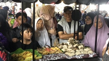 GILA! 8.000 Nasi Kucing GRATIS di Malioboro LUDES dalam 30 Menit, Ada Apa Ini?