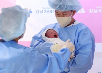 17 Tahun Penantian Berakhir! Kelahiran Bayi Yong-jun, Momen Haru Satu Desa!