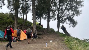 Gawat! Petaka di Gunung Rinjani: Turis Belgia Patah Kaki, Evakuasi Penuh Tantangan Dimulai!