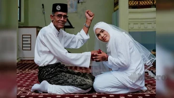Viral! Kakek 70 Tahun Nikahi Sepupu Istri, Akhiri Kesendirian 4 Tahun: Cinta Tak Pandang Usia!