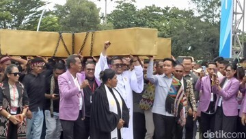 Momen Langka di Kupang: Gibran Pikul Salib Paskah, Bukti Toleransi Beragama di Indonesia?