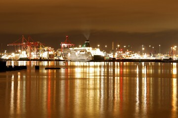 Bumi Tak Lagi Gelap Gulita: Menguak Bahaya Tersembunyi di Balik Malam yang Benderang!