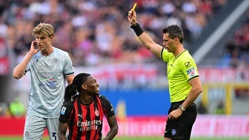 Viral! Momen Wasit Balas Tepuk Tangan Leao: Sarkasme Berujung Kartu Kuning!