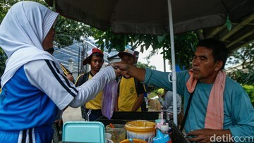 TERBONGKAR! Taktik Rahasia Pedagang Bertahan di Tengah Badai Harga Plastik!