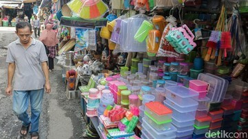 Krisis Kemasan! Harga Plastik Mencekik UMKM Jatinegara, Laba Anjlok 25%!