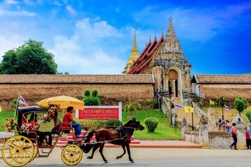 Viral! Polisi Thailand Pakai Kereta Kuda Sambut Songkran, Ada Apa di Lampang?