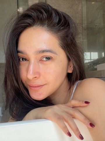 Terungkap! Wajah Asli Nabila Syakieb di Usia 40 Bikin Netizen Geger, Ini Rahasia Kecantikan Abadinya!