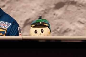 Terungkap! Boneka 8 Tahun Ini Jadi Maskot Misi NASA ke Bulan & Punya Rahasia Ilmiah!