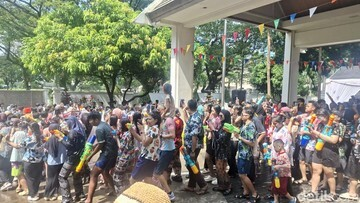 Jakarta Banjir Kesenangan! Songkran 2026 Sukses Bikin Ibu Kota Geger Pesta Air Thailand!