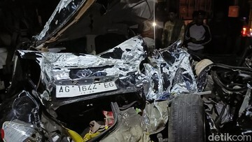 Detik-detik Maut di Probolinggo: Truk Rem Blong Hantam 5 Kendaraan, Sekeluarga Tewas!