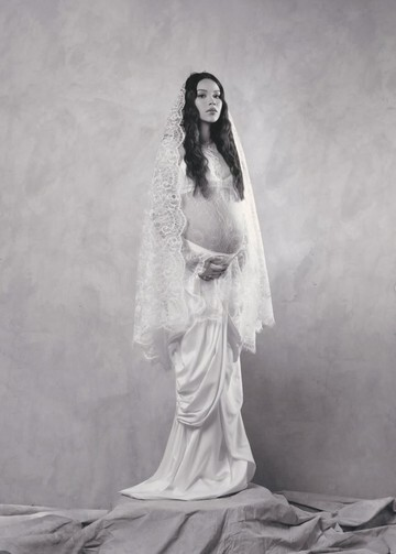 Terungkap! Rahasia Maternity Photoshoot Alyssa Daguise: Monokrom & Lace Elegan Abadi!