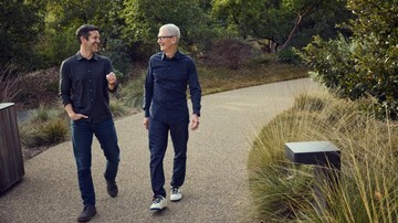 BOM SHELL! Tim Cook Bergeser, John Ternus Ambil Alih Kemudi Apple! Era Baru Dimulai?