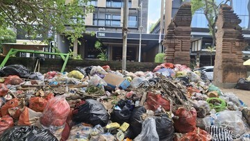 Ironi Kuta Bali: Sampah Menggunung di Pantai Surga, Siapa Dalang di Balik Pembuangan Diam-diam?