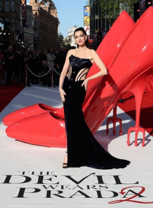 Anne Hathaway Bikin Geger! Gaun Seksi Versace di ‘The Devil Wears Prada 2’ Jadi Sorotan!