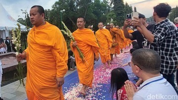 Mengejutkan! Ritual Sakral Biksu Thudong Absen di Waisak 2026: Ada Apa Sebenarnya?