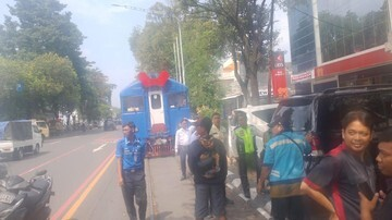 Detik-detik KA Bathara Kresna Solo Terpaksa Berhenti: Parkir Liar Land Cruiser Jadi Petaka!